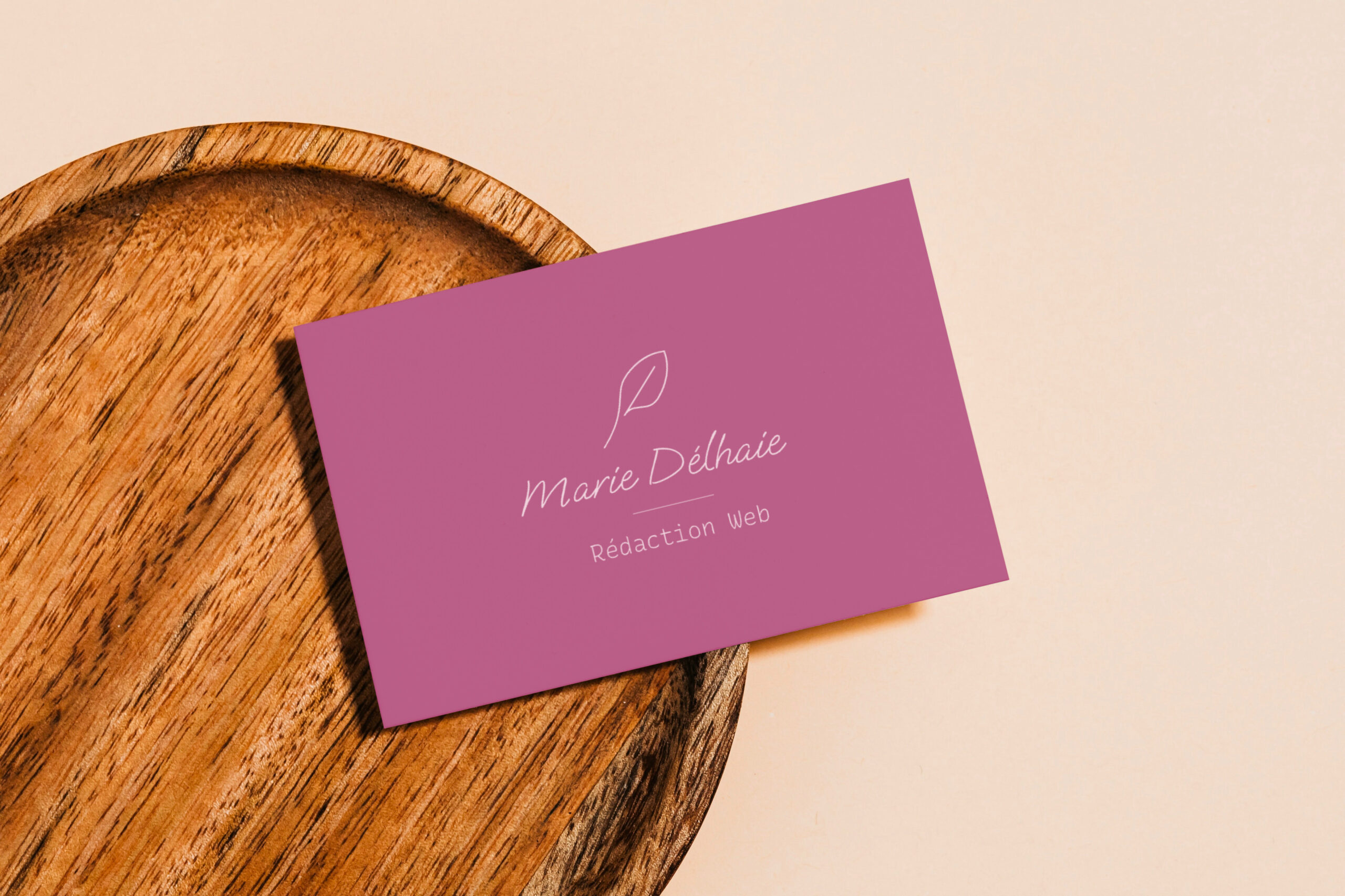 Mockup de carte de visite professionnelle illustrant le logo et les couleurs de l’identité visuelle de Marie Délhaie