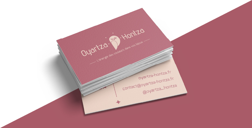 Cartes de visite de la marque Oyartza Hontza, design minimaliste aux teintes pêche et framboise, reflétant une identité douce et élégante