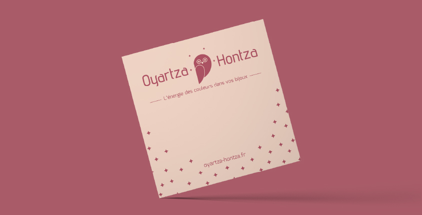 Supports bijoux personnalisés pour la marque Oyartza Hontza, mettant en valeur les créations artisanales et les couleurs énergétiques de la collection